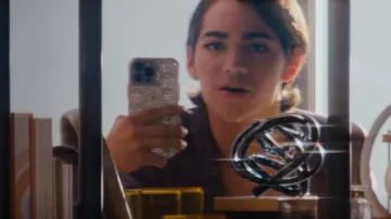 Coque Strass pour smartphone utilisée par Marco Mejia (Ben J. Pierce) dans une série télévisée glamour (S01E02)