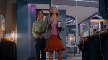 Schiaparelli Zodiac Cancer Collar usado por Madolyn Addison (Kim Cattrall) como se ve en Glamorous (S01E02)