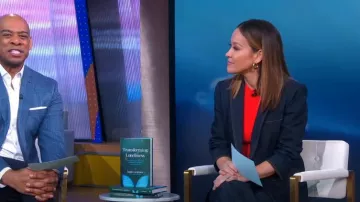 Cinq a Sept Khloe Ruched Sleeve Denim Blazer usado por Eva Pilgrim como se ve en Good Morning America el 23 de junio de 2023