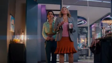 Givenchy Guipure 4g Camisole portée par Madolyn Addison (Kim Cattrall) vue dans Glamorous (S01E02)