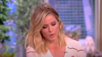 Proenza Schouler Robe midi rayée portée par Sara Haines vue dans The View le 23 juin 2023