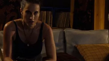 CamPa sin mangas marrón usada por Tamara (América Olivo) en la película No One Lives