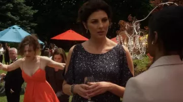 Robe à paillettes Aidan Mattox portée par Sophie Devereaux (Gina Bellman) vue dans Leverage (S05E09)