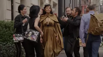 Robe de satin de soie drapée effet cape Balmain portée par Seema Patel (Sarita Choudhury) comme on le voit dans And Just Like That... (S02E01)