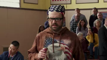 Le sweat à capuche Mountain US Flag Eagle porté par Charlie Kelly (Charlie Day) comme on le voit dans It’s Always Sunny in Philadelphia (S16E04)