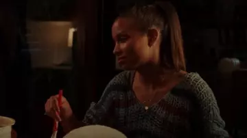 Chandail à col en V surdimensionné en tricot ample d’Urban Outfitters porté par May Grant (Corinne Massiah) vu dans le 9-1-1 (S02E07)