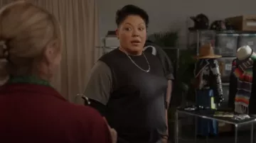 Camiseta de manga larga con paneles diesel usada por Che Díaz (Sara Ramírez) como se ve en And Just Like That... (S02E01)