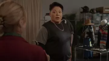 T-shirt à manches longues à panneaux diesel porté par Che Diaz (Sara Ramirez) comme on le voit dans And Just Like That... (S02E01)