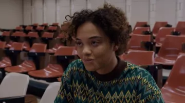 Sudadera estampada de Zara usada por Susie (Kiersey Clemons) como se ve en Susie Searches