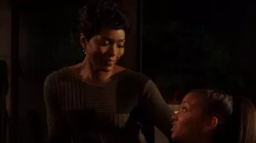 Helmut Lang Grunge Jumper en verde usado por Athena Grant (Angela Bassett) como se ve en 9-1-1 (S02E07)