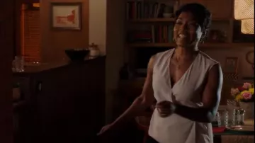 Allsaints Callie Top usado por Athena Grant (Angela Bassett) como se ve en 9-1-1 (S02E08)