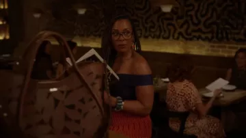 Max Mara Marine Tote Bag usado por la Dra. Nya Wallace (Karen Pittman) como se ve en And Just Like That... (S02E01)