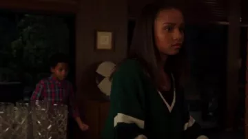 Chandail universitaire à col en V Kristen d’Urban Outfitters porté par May Grant (Corinne Massiah) vu dans le 9-1-1 (S02E08)