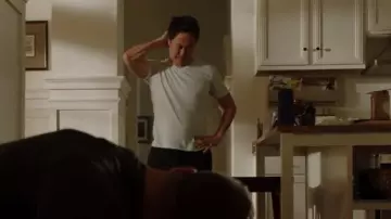 Chemise Simons White Jersey V-Neck portée par Howie 'Chimney' Han (Kenneth Choi) comme on le voit dans 9-1-1 (S02E10)