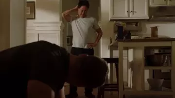 Pantoufle en daim Ugg Ascot portée par Howie 'Chimney' Han (Kenneth Choi) comme on le voit dans 9-1-1 (S02E10)