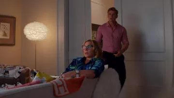 Couverture Hermès en orange de Madolyn Addison (Kim Cattrall) vue dans Glamorous (S01E03)
