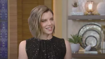 Brunello Cucinelli Sequin Crop Suéter sin mangas usado por Lauren Cohan como se ve en VIVO con Kelly y Mark el 26 de junio de 2023