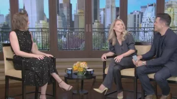 Brunello Cucinelli Sequin Sweater Knit A-Line Midi Falda usada por Lauren Cohan como se ve en LIVE with Kelly and Mark el 26 de junio de 2023