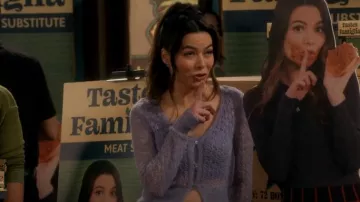 Mango Knitted Crop Top en lila usado por Carly Shay (Miranda Cosgrove) como se ve en iCarly (S03E05)