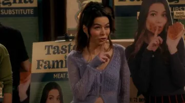 Cárdigan recortado de punto de mango en lila usado por Carly Shay (Miranda Cosgrove) como se ve en iCarly (S03E05)