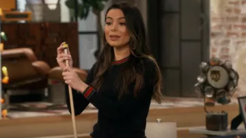 Gucci Stripe Trim Wool Sweater usado por Carly Shay (Miranda Cosgrove) como se ve en iCarly (S03E05)