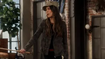 Chaqueta Tripp Nyc Camo Moto usada por Carly Shay (Miranda Cosgrove) como se ve en iCarly (S03E05)