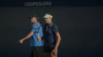 Original Penguin Veronica Polo usado por Ajla Tomljanović como se ve en Break Point (S01E08)