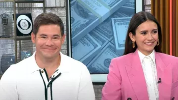 Chemise Reiss Che en Ecru portée par Adam DeVine comme vu dans CBS Mornings le 20 juin 2023