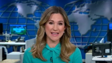 Donna Morgan Stretch Crepe 3/4 Sleeve Twisted Neckline Sheath Dress portée par Caitlin Huey-Burns comme vu dans CBS Mornings le 21 juin 2023