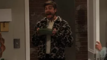 Zara Animal Pattern Jacquard Veste portée par Dimitri-Pascual (Jeffery Self) comme on le voit dans iCarly (S03E05)