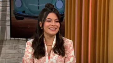L’Agence Brooke Blazer dans Rose Tan Multi porté par Miranda Cosgrove vu dans CBS Mornings le 22 juin 2023