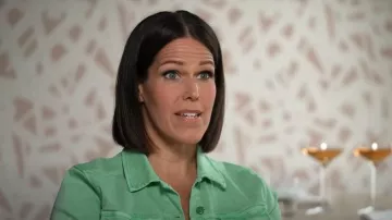 Ecru Jean Jacket Frey Hem en vert printemps porté par Dana Jacobson vu dans CBS Mornings le 24 juin 2023