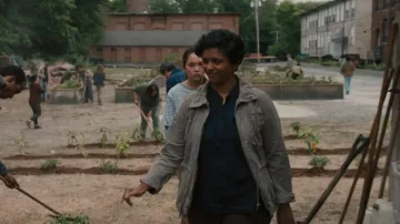 Michael Stars M Revolve Linen Olive Green Zip Utility Jacket Boho worn by Nina (Pallavi Sastry) as seen in The Walking Dead: Dead City (S01E02)