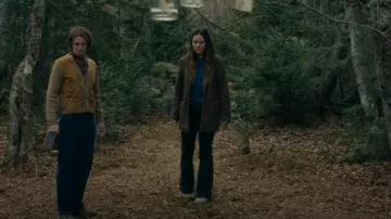Old Navy Jacket usada por Kristi (Chloe Van Landschoot) como se ve en From (S02E10)