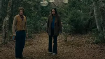 Old Navy Jacket usada por Kristi (Chloe Van Landschoot) como se ve en From (S02E10)