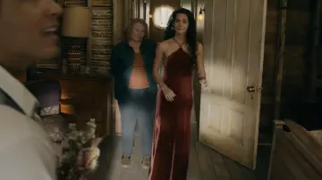Vestido Midi de terciopelo Gap usado por Fatima (Pegah Ghafoori) como se ve en From (S02E10)