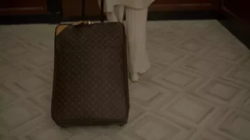 Bagages monogrammes Louis Vuitton portés par Eunice Wexley (Pat Bowie) comme on le voit dans And Just Like That... (S02E02)