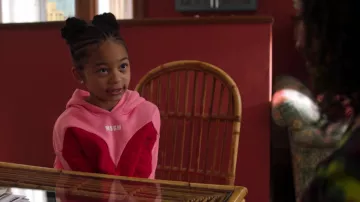 MSGN Pink Hoodie porté par Amari Powell (Ellie Reine) comme on le voit dans Run the World (saison 2 épisode 5)