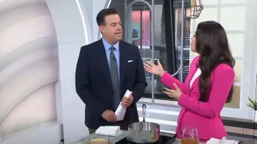 Staud Carson Blazer en magenta usado por Elena Besser como se ve en Today el 27 de junio de 2023