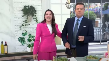 Staud Cropped Caleb Pantalones en Magenta usados por Elena Besser como se ve en Today el 27 de junio de 2023