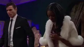 Sofia Cashmere Fox Fur Trim Wrap usada por Charity Lawson como se ve en The Bachelorette (S20E01)