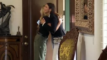 Louis Vuitton Trunk Clutch Epi Leather porté par Heather Dubrow comme on le voit dans The Real Housewives of Orange County (S17E03)