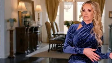 Bcbgmaxazria Angelica Velvet Vestido recortado usado por Taylor Armstrong como se ve en The Real Housewives of Orange County (S17E03)