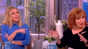 Stella McCartney acampanado Vestido de suéter de punto compacto usado por Sara Haines como se ve en The View el 27 de junio de 2023