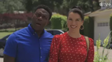 El vestido estampado rojo de la Reforma usado por Zoë (Zoë Chao) como se ve en The Afterparty (Temporada 2 Episodio 1)