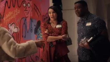 Kurt Geiger Leather Multi Gem Embelleshed Cross Body Bag usado por Zoë (Zoë Chao) como se ve en The Afterparty (S01E01)