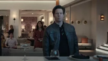 Chaqueta motera de cuero Z8 usada por Brett (Ike Barinholtz) como se ve en The Afterparty (S01E01)
