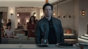 La tienda de hombres en Bloomingdales Suéter de cachemira usado por Brett (Ike Barinholtz) como se ve en The Afterparty (S01E01)