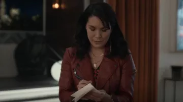 French Connection Faux Leather Moto Jacket usada por Zoë (Zoë Chao) como se ve en The Afterparty (S01E01)