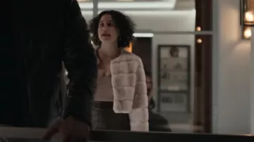 Cupcakes et jupe de mariée en cachemire portée par Chelsea (Ilana Glazer) vue dans The Afterparty (S01E01)